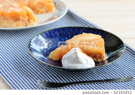 Tarte Tatin with cinnamon and fresh cream (handmade dough with biscuits) Tarte Tatin with cinnamon and fresh cream (handmade dough with biscuits) 82185852