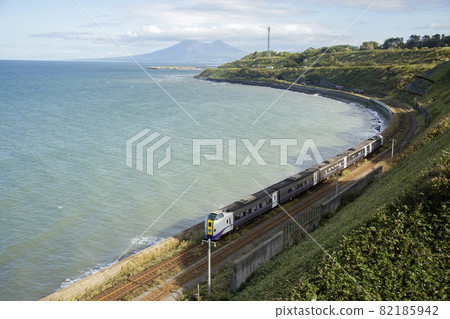 [With retouch] Limited express Hokuto (Kiha 261 series 1000 series) going to Otoshibe-Nodaoikan on the JR Hakodate Main Line 82185942