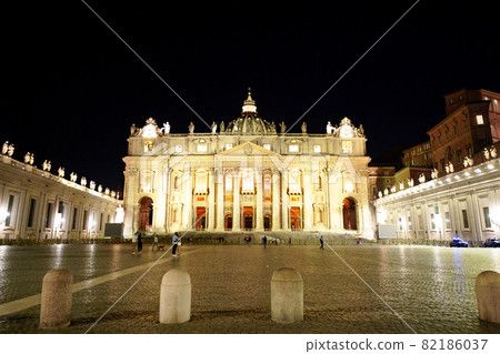 Illuminated St. Peter's Basilica in Vatican City 82186037