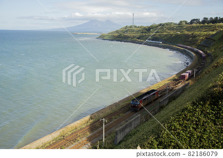 A freight train that goes between Otoshibe and Nodaoi on the JR Hakodate Main Line A freight train that goes between Otoshibe and Nodaoi on the JR Hakodate Main Line 82186079
