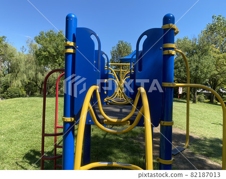 Let's play with children under the blue sky with the playset in the park 82187013