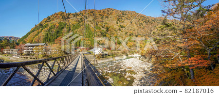 Autumn leaves in the Nasushiobara valley Autumn leaves in the Nasushiobara valley 82187016