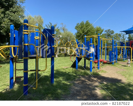 Let's play with children under the blue sky with the playset in the park 82187022