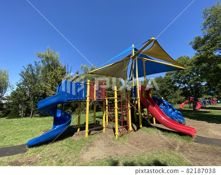 Let's play with children under the blue sky with the playset in the park 82187038