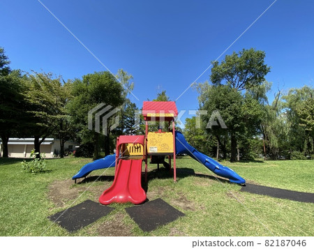 Let's play with children under the blue sky with the playset in the park 82187046