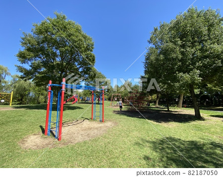 Let's play with children under the blue sky with the playset in the park 82187050