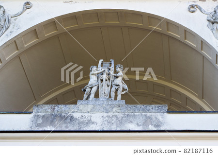 Statue of a group of cupids with lyre of Apollo 82187116