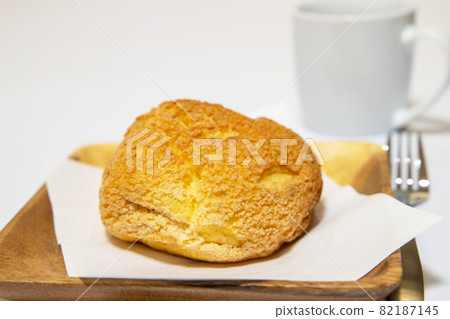 Cream puff 82187145