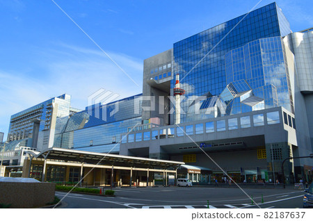 The JR Kyoto Station Building, which reflects the early autumn sky and Kyoto Tower, is beautiful The JR Kyoto Station Building, which reflects the early autumn sky and Kyoto Tower, is beautiful 82187637