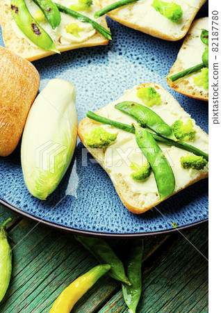 Bruschetta with vegetables 82187780