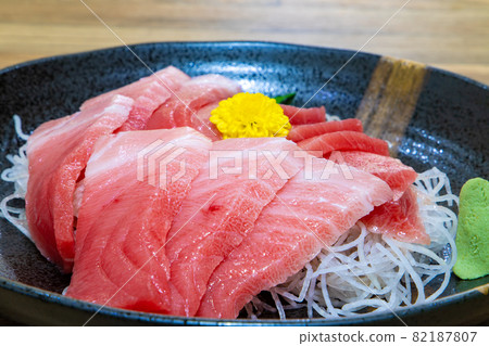 Tuna sashimi 82187807