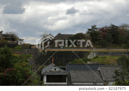 People strolling around Kitsuki's samurai residence with a Japanese atmosphere 82187975