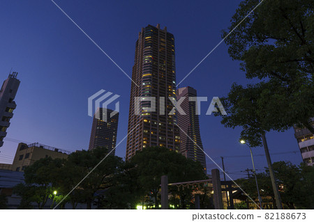 黃昏摩天大樓的弁天町街景 [9 月中旬] 82188673