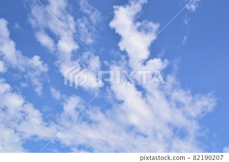 Dramatic swelling clouds, artistic squirting clouds, interestingly shaped squirting clouds 82190207