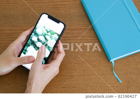 Hand holding a smartphone Hand holding a smartphone 82190427
