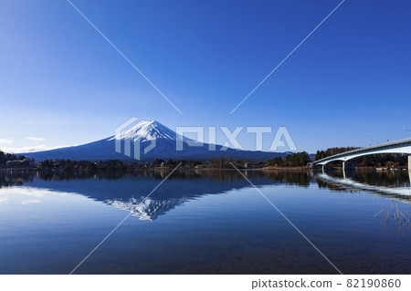 Upside-down Fuji seen at Lake Kawaguchi at Ubuyagasaki, Fujikawaguchiko Town, Yamanashi Prefecture 82190860