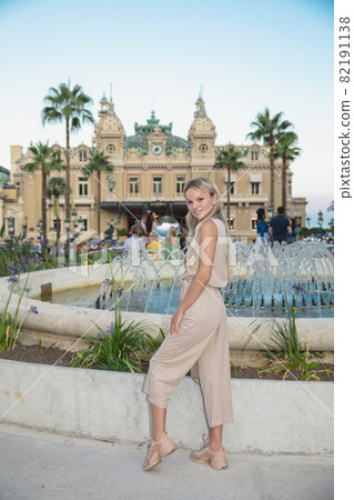 Beautiful blonde on the background of the casino Beautiful blonde on the background of the casino 82191138