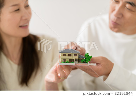資深加上手頭的房子模型 82191844