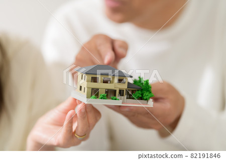 資深加上手頭的房子模型 資深加上手頭的房子模型 82191846