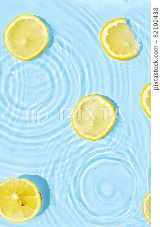 Abstract water texture with wet lemon slices, surface with drops, rings 82192438