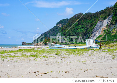 A beach resort on the Sea of Japan overlooking Sado Island (Teradomarinozumi Nozumi Beach, Nagaoka City, Niigata Prefecture) A beach resort on the Sea of Japan overlooking Sado Island (Teradomarinozumi Nozumi Beach, Nagaoka City, Niigata Prefecture) 82193294