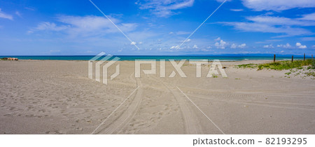 俯瞰佐渡島的日本海海濱度假勝地(新潟縣長岡市寺泊之泉野泉海灘) 俯瞰佐渡島的日本海海濱度假勝地(新潟縣長岡市寺泊之泉野泉海灘) 82193295