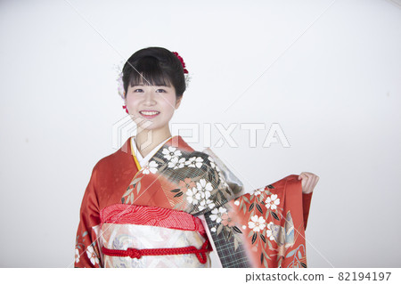 在成人儀式上穿著長袖的女人 在成人儀式上穿著長袖的女人 82194197
