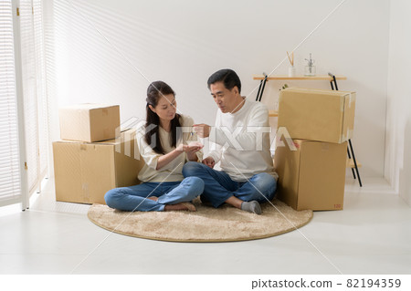 Senior couple with key moving cardboard 82194359
