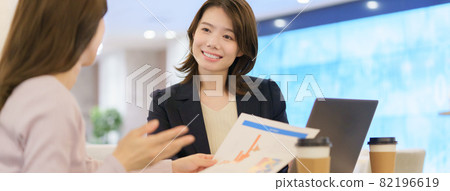 開會議的年輕女子 82196619