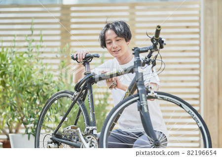 一個在假期照顧自行車的男人 82196654