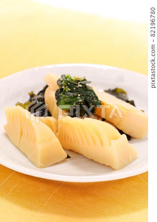 Boiled wakame seaweed and simmered bamboo shoots with spinach and sesame sauce Boiled wakame seaweed and simmered bamboo shoots with spinach and sesame sauce 82196780
