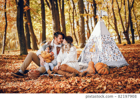 Beautiful and stylish family in a park 82197908