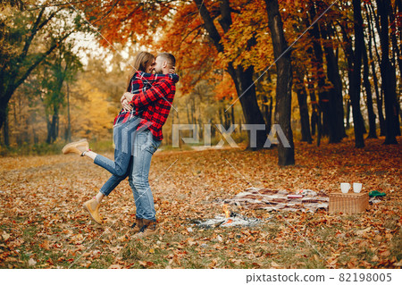 Elegant couple spend time in a autumn park 82198005