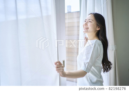 年輕女子開窗通風 年輕女子開窗通風 82198276