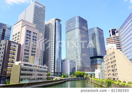 Nakanoshima skyscrapers and Tosabori River (Kita Ward, Osaka City) 82198393