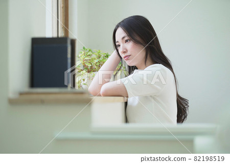 一個在窗台上沉思的年輕女人 82198519