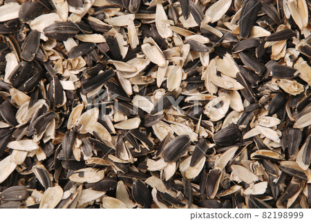 Husks of sunflower seeds 82198999