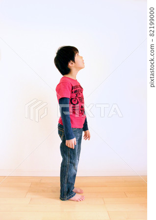 A boy staring at the top 82199000