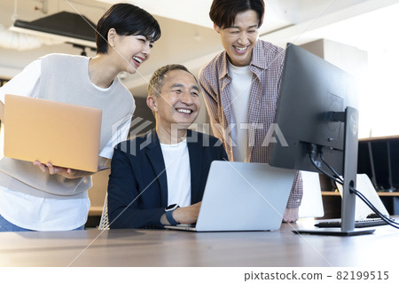 Casual business team Senior and young photography cooperation: WEEK Shibadaimon (Sun Frontier Fudousan) 82199515