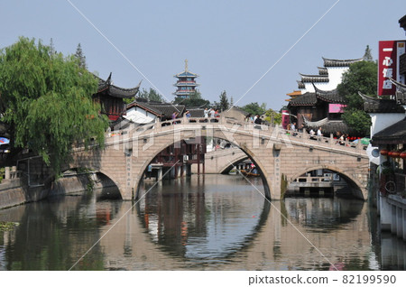 Shanghai, Qibao, houses along the canal, Gambo Bridge, Qibao Temple, Water Town, Ancient Town (a charming town with an old townscape) 82199590