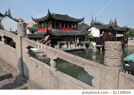 Shanghai, Qibao, houses along the canal, teahouse along the canal, Gambo Bridge, Gangnam water town, old town (a charming town with an old townscape) 82199604