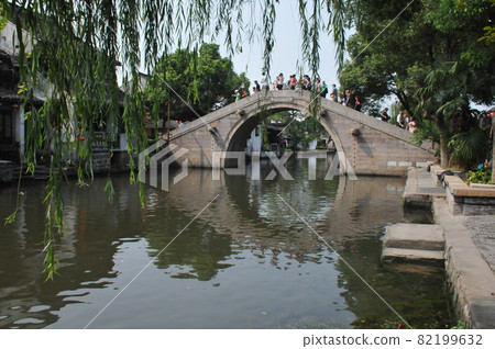 China, Zhejiang Province, Xitang, Canal, Kanshu Bridge, Water Town, Old Town (a charming town with an old townscape) 82199632