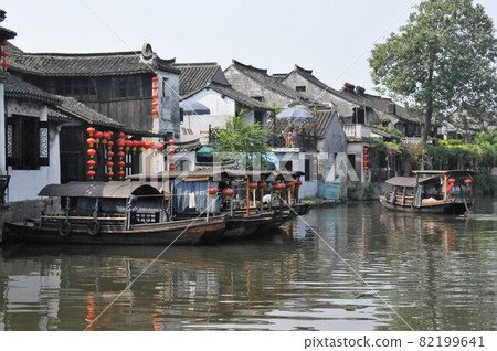 China, Zhejiang Province, Xitang, houses along the canal, pleasure boat, water town, old town (a charming town with an old townscape) China, Zhejiang Province, Xitang, houses along the canal, pleasure boat, water town, old town (a charming town with an old townscape) 82199641