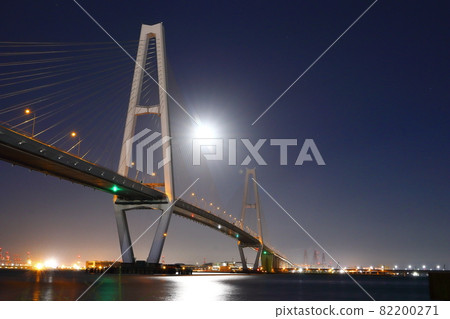 Triton Ohashi floating in the middle of the night Triton Ohashi floating in the middle of the night 82200271