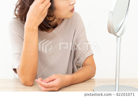 Women who care about their hairline 82201071