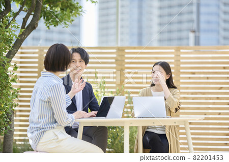 人們在戶外露台上開會 82201453