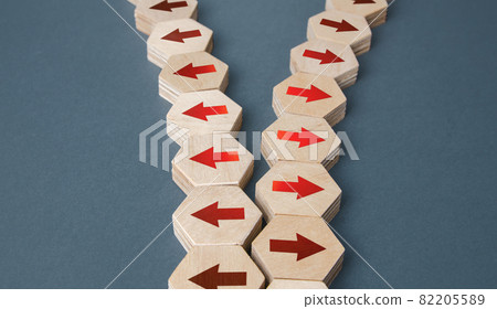 The chain of arrows is being disconnected. Concept of conflict. Division of business company. Splitting opinions on an issue. Rivalry, competition. Difficult relations, cooling of diplomatic relations 82205589