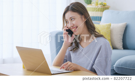 在家操作個人電腦的年輕女性 在家操作個人電腦的年輕女性 82207722