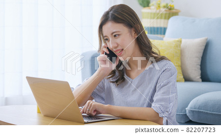 在家操作個人電腦的年輕女性 82207723