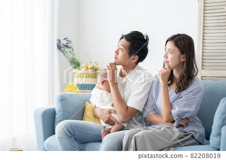 Daddy mom thinking about babies (childcare / childcare / family / family) Daddy mom thinking about babies (childcare / childcare / family / family) 82208019